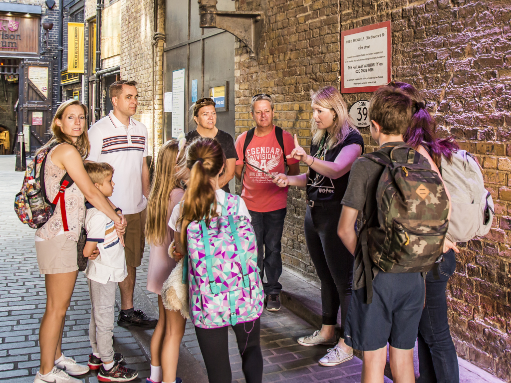 HOW TO BECOME A TOUR GUIDE IN UK intelligence overview